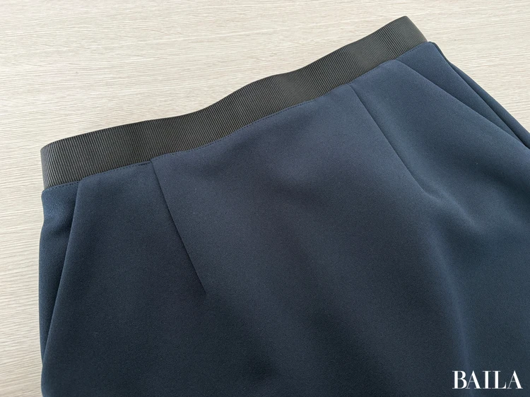 デザイン：縦ラインを強調する、ラクなのに計算されたタイトシルエット