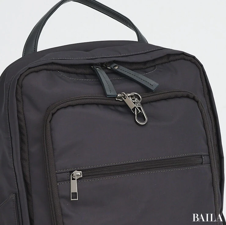 スーツスクエア　リュック　フロントポケットの寄り画像