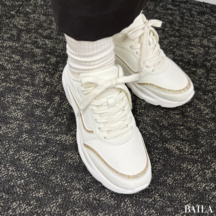 ORTR(オーアールティーアール) グリッターラインスニーカー 履いた様子