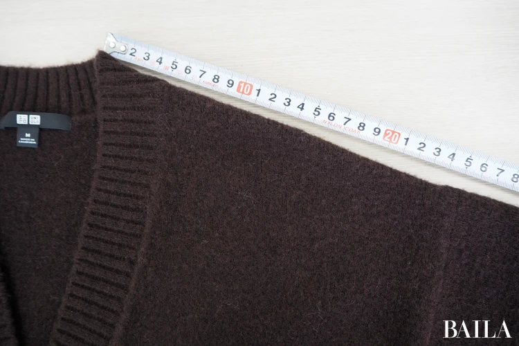 肩（襟〜切り替え部分）：約25cm　身長162cm ユニクロ スフレヤーンショートカーディガン ダークブラウン Mサイズ 正面