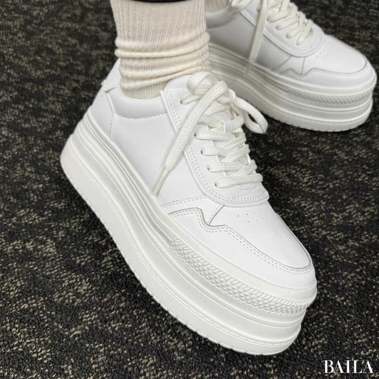 ORTR(オーアールティーアール) 厚底ローカットスニーカー 履いた様子