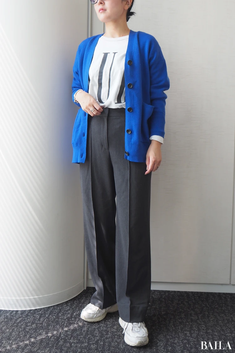 映え色カーデとスニーカーでラフスタイル