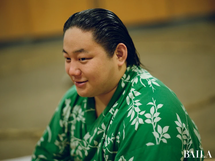 三田関 笑顔 横顔