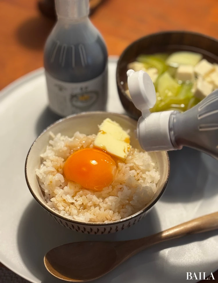 卵かけご飯にかけている様子
