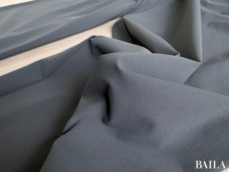 色み：新色ダークグレーが大人コーデにちょうどよい