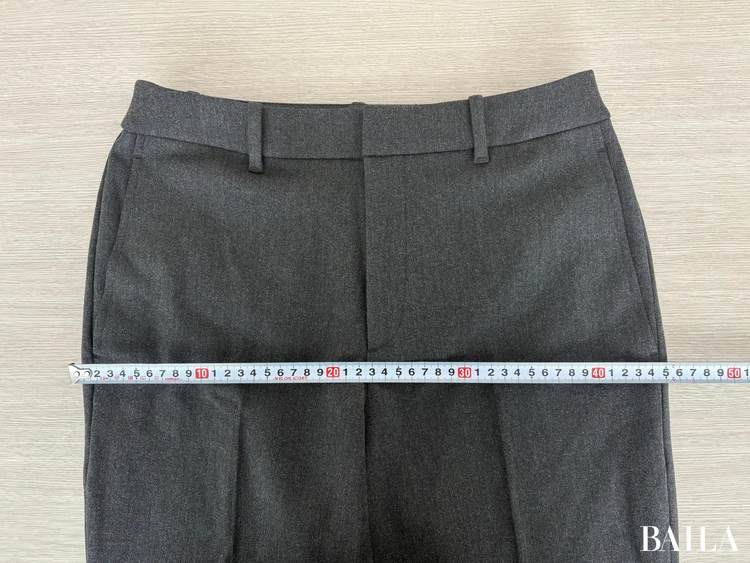 身長162cm ユニクロ ニット 正面 「ウォームスマートパンツ」ダークグレー Mサイズ ¥4990 ヒップ(ポケットのつけ根の位置の幅):約45cm