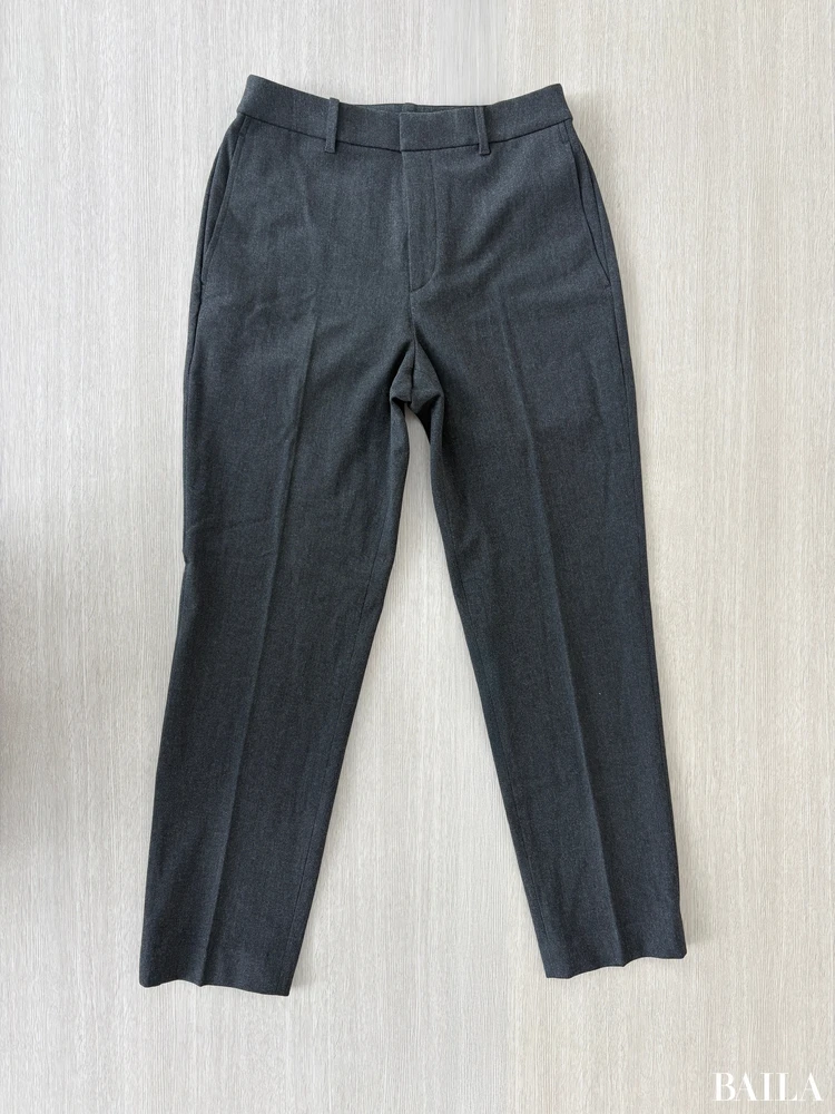 身長162cm ユニクロ ニット 正面 「ウォームスマートパンツ」ダークグレー Mサイズ ¥4990 テーパードシルエット