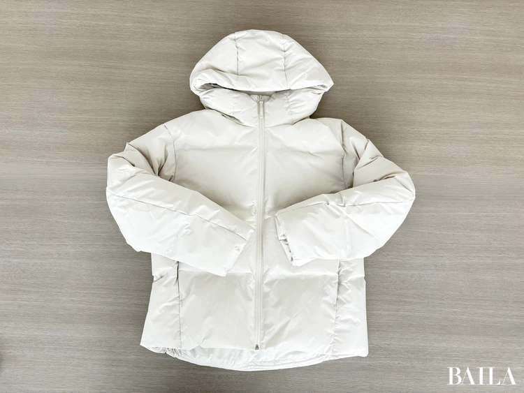 【新品即日発送】ユニクロ　シームレスダウンパーカ　Ｓサイズ　白　ホワイト UNIQLO（ユニクロ）】話題の「シームレスダウンパーカ」をライターが