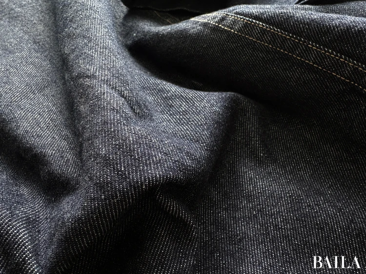 質感：厚みしっかりでも柔らかく、単体でも羽織でも使えるデニム生地