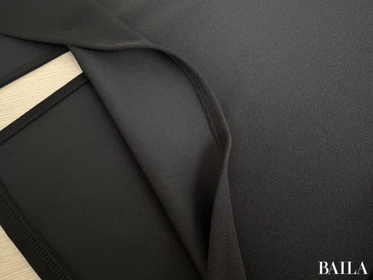 質感：さらっと軽く、夏でもはきやすい