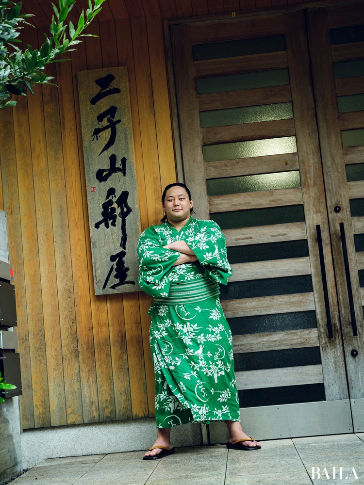 三田関 部屋の前で