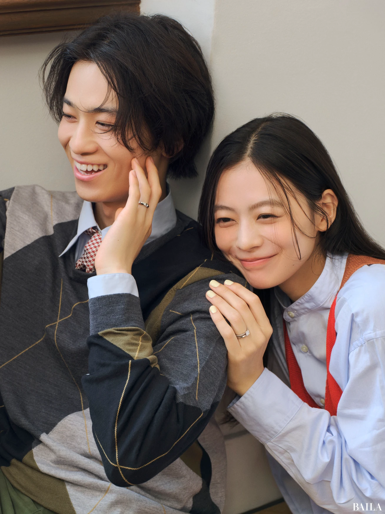 ティファニーのペアジュエリーを着用する松木育未さんと小方蒼介さん