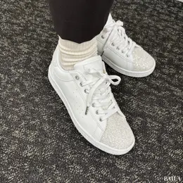 +diana（プラス ダイアナ）　グリッタースニーカー　履いた様子