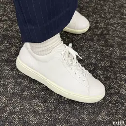 アキレス・ソルボ　ミニマル レザースニーカー　履いた様子