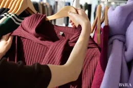 ユニクロ秋新作のワイン色の半袖ニット