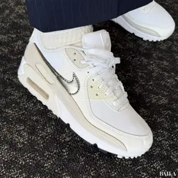ナイキ　NIKE AIR MAX 90　履いた様子
