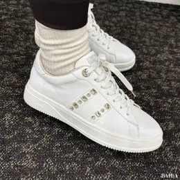 +diana（プラス ダイアナ）　ビジュー付きスニーカー　履いた様子