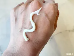 アリィー クロノビューティ ジェルUV EX　手の甲