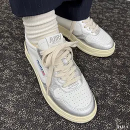 オートリー　MEDALIST LOW BYCOLOR　履いた様子