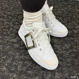 Roger Vivier（ロジェ ヴィヴィエ） ヴィヴ スケート レザー スニーカー　履いた様子