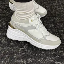 HIMIKO　美脚ヒールアップスニーカー　履いた様子