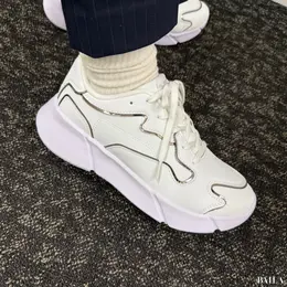 ORTR　メタリックライン厚底スニーカー　履いた様子