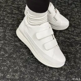 マッキントッシュ フィロソフィー　厚底ベルクロストラップスニーカー　履いた様子