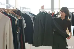 ユニクロシーの秋新作ニットジャケットを手に取る真知さん