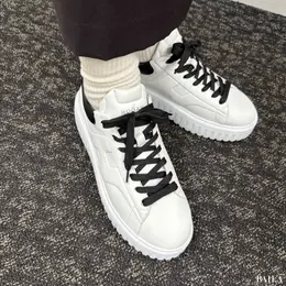 HOGAN（ホーガン）　ホーガン H ストライプス　履いた様子