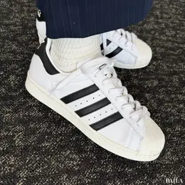 アディダス オリジナルス　SUPERSTAR 82　履いた様子