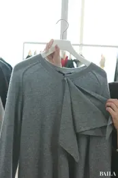 ユニクロ シー秋新作「カシミヤリラックスVネックセータースカーフつき」の寄り