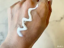 アリィー クロノビューティ ミルクUV EX　手の甲