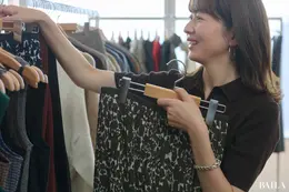 ユニクロ新作シフォンティアードスカートを手に取る真知さん