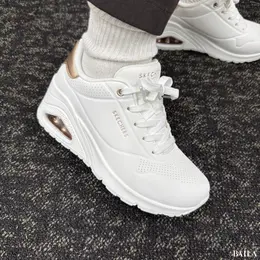 スケッチャーズ　ウノ ウェッジ - ハイ ステップス　履いた様子