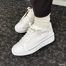 ANTEPRIMA（アンテプリマ）　厚底レースアップスニーカー　履いた様子