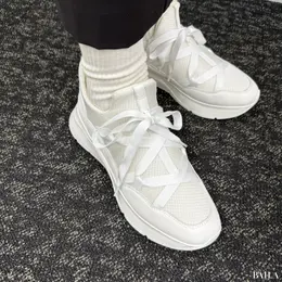 マッキントッシュ フィロソフィー　厚底リボンモチーフスリッポンスニーカー　履いた様子