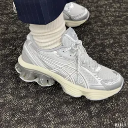 アシックス　GEL-KINETIC FLUENT　履いた様子