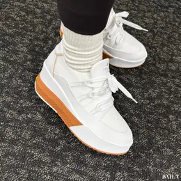 LANVIN en Bleu（ランバン オン ブルー）　レースアップスニーカー　履いた様子