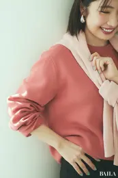 ユニクロのメンズ・ウォッシャブルミラノリブクルーネックセーターを使ったコーディネートの上半身寄り写真