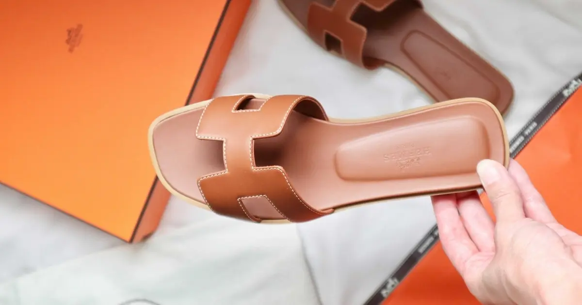 【大人カジュアルコーデ*】HERMES サンダル コス 3色展開 30代名品】HERMESサンダルで夏先取りコーデ|@BAILA