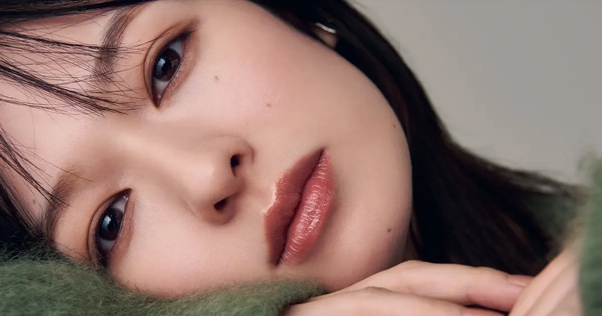 冬のリップメイクはゴールドのグロスを仕込んで立体的に！【北風と