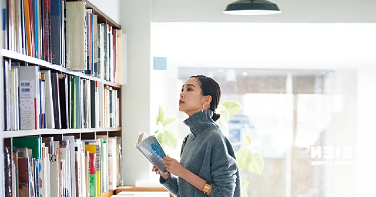 【美品】ブルーレーベルクレストブリッジ　桐谷美玲さん着用レザーロングブーツ　23 桐谷美玲：レーシードレスで美肌見せ 「ジミー チュウ」のブーツと