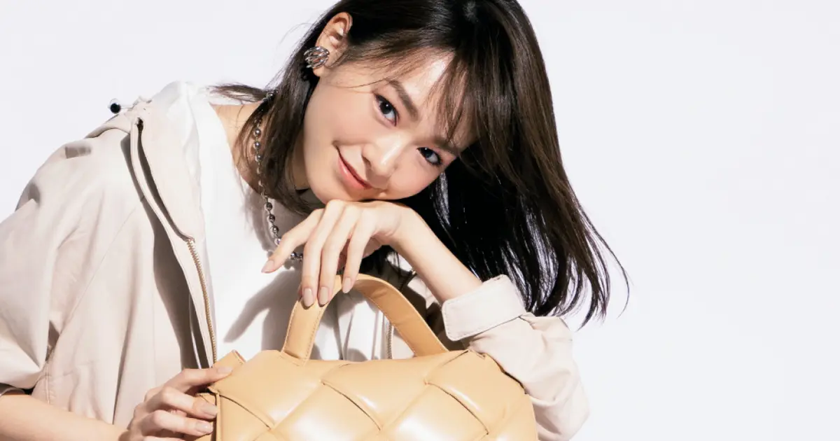 桐谷美玲がフェミニンスタイルをハズすときに使う春小物って