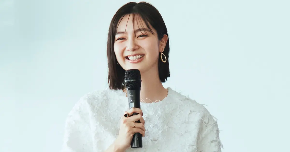 【真夏の正解服は「白トップス」！】通勤にも登壇にも！好印象で顔映えするレフ板白トップス9選
