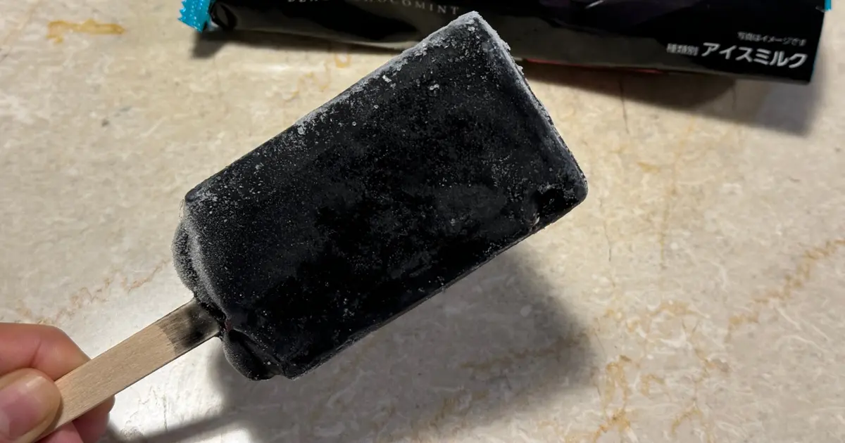 【チョコミン党集合！】黒いチョコミント！？がローソンで販売中  #BAILAアイス部