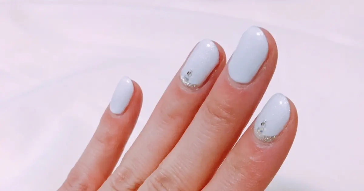 真っ白なデザインの褒められ冬ネイル Baila