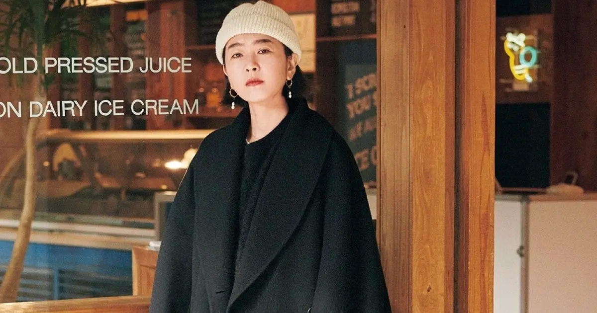 真冬の黒スナップ】スタイリスト百々千晴さんの〈カジュアな大人の黒