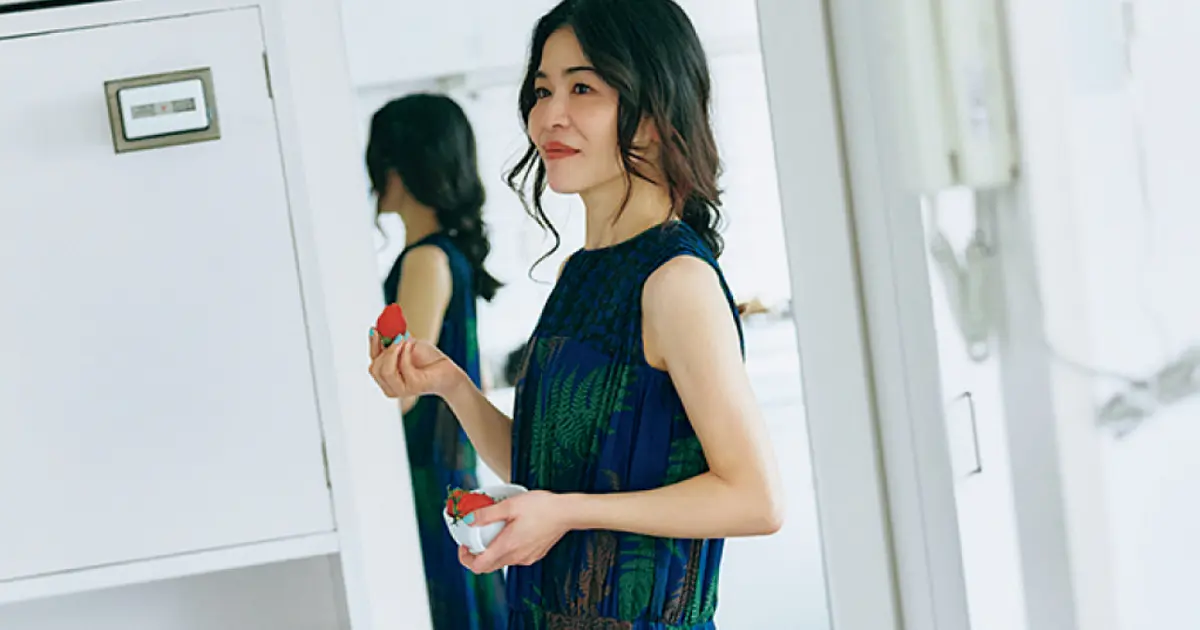 辻直子さんの服と小物】シャネルの2.55バッグ、サカイのワンピース