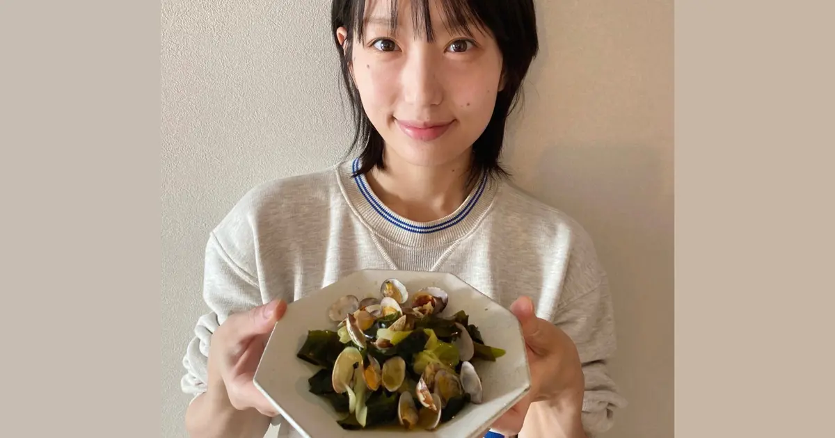 【長谷川あかりのご自愛ごはん vol.44】「あさりとわかめ、長ネギのガーリック醤油ワイン蒸し」食物繊維たっぷりな一品