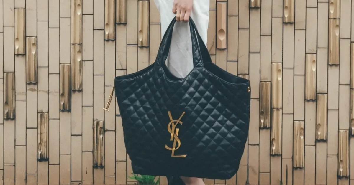 イブサンローラン トートバッグ 刺繍ロゴ カサンドラ キャンバス ブラックe37 サンローラン〉のカサンドラロゴをあしらったバッグ＆日常使い
